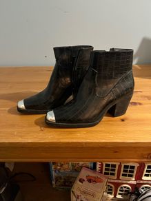 Boots - brand new still tagged . Size 7
