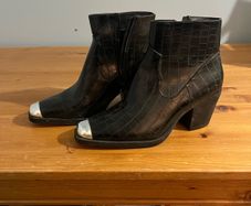 Boots - brand new still tagged . Size 7