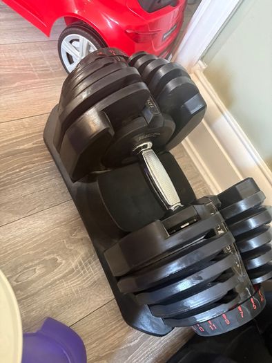 Adjustable weights and weight bench