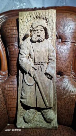 Sculptures, portraits made of wood.