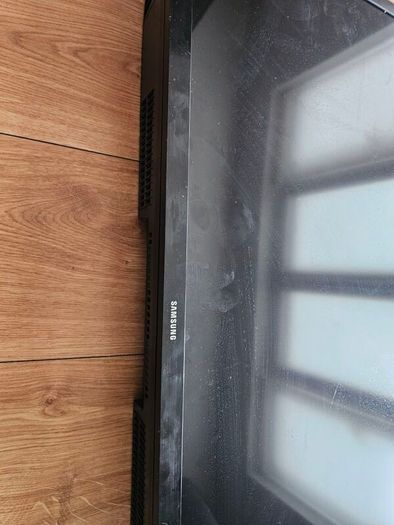 Samsung 32 inch LED smart TV, working but screen broken, can be repaired or for parts,