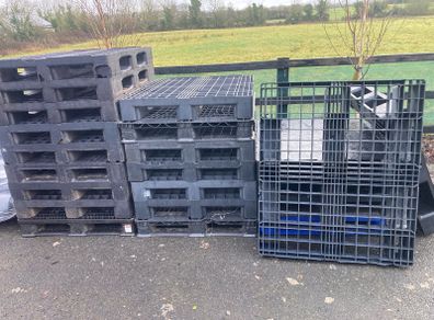 Heavy duty plastic pallets
