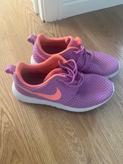 Size 5 Niki Trainers/ Runners