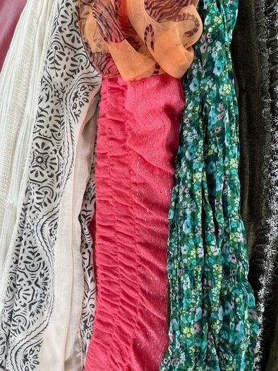Hanger Organiser multi use - Scarf, Belt, Jewellery- Soft Green Brand New With 6 Scarves / shawls In Mint Condition.  (6)