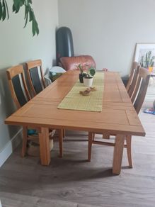 kitchen wooden table extendable in VGC with leather chairs