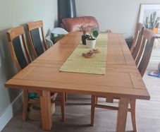kitchen wooden table extendable in VGC with leather chairs