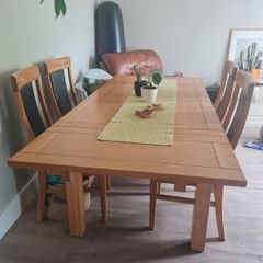 kitchen wooden table extendable in VGC with leather chairs