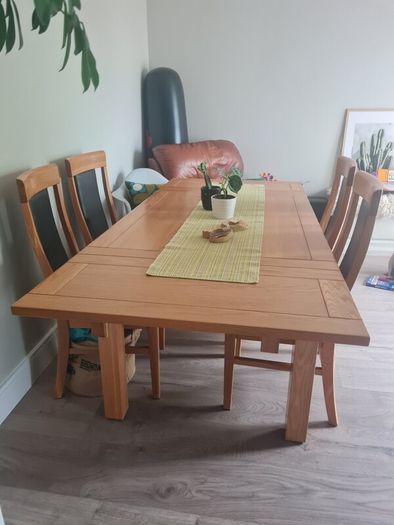 kitchen wooden table extendable in VGC with leather chairs