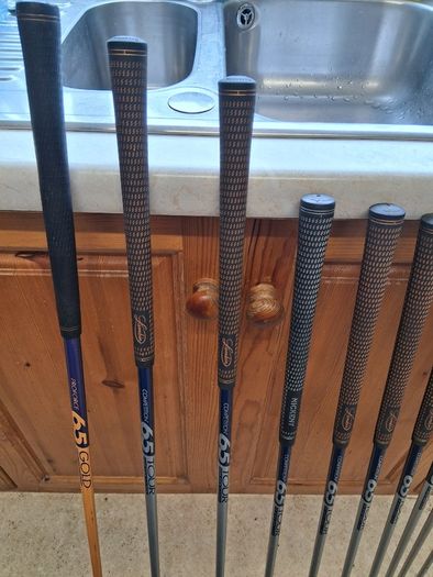Ladies Golf Clubs.  Complete Matching Set Of Nickent Ladies Right Handed Golf Clubs in Very Good+ Condition.