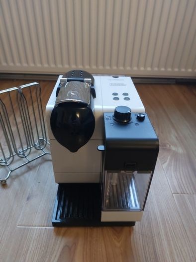 coffee machine and pod holder