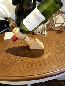Wine bottle stand