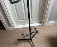 Dual guitar stand
