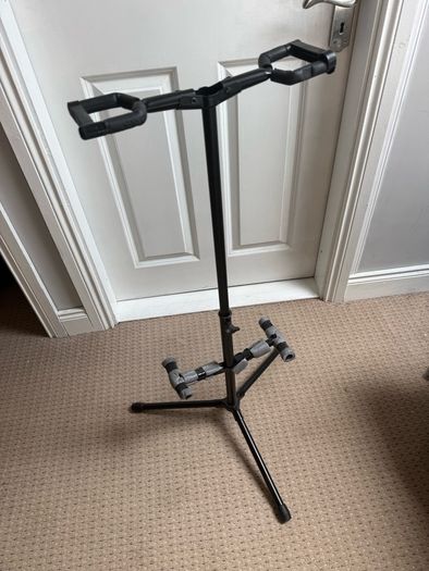 Dual guitar stand