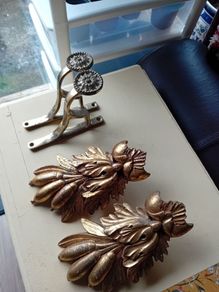 2 curtain holders and decorative wall accessories