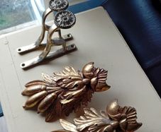 2 curtain holders and decorative wall accessories