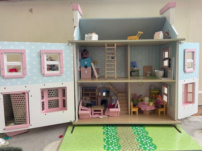 Le Toy Van Mayberry Manor Dolls House + Furniture