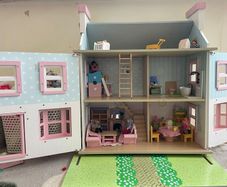Le Toy Van Mayberry Manor Dolls House + Furniture