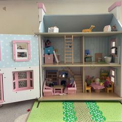 Le Toy Van Mayberry Manor Dolls House + Furniture