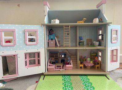 Le Toy Van Mayberry Manor Dolls House + Furniture