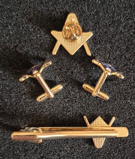 Masonic set, tie pin, lapel badge and cufflinks.