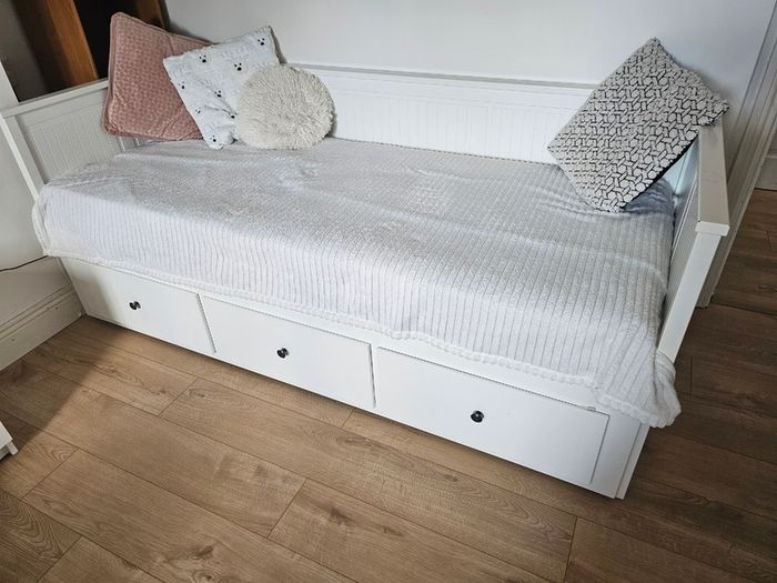 Day-bed w 3 drawers and with 2 mattresses