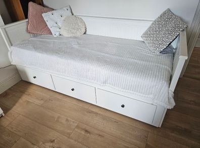 Day-bed w 3 drawers and with 2 mattresses
