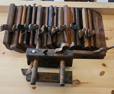 Mathieson plough plane and 17 moulding planes