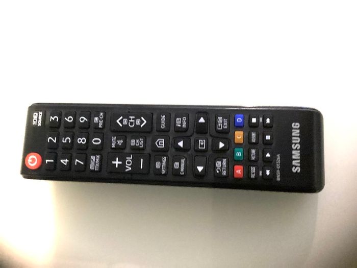 24 Inches Samsung Smart Television, SMART TV with USB, 2 HDMI, Scart, WIFI connectivity, etc Barely used.