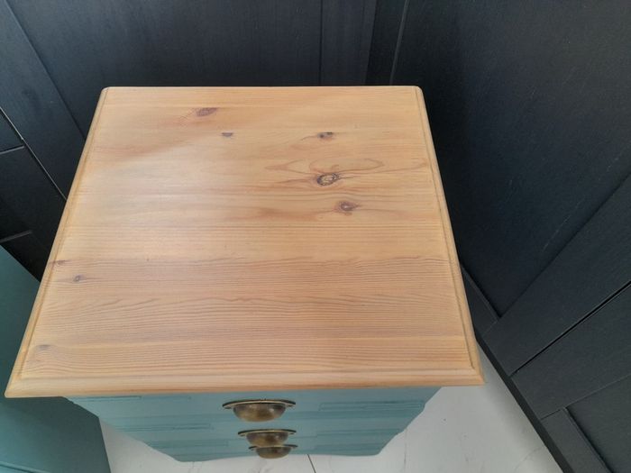 Bedside lockers