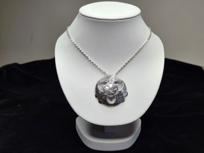 Title: 925 Sterling Silver Celtic Knot Round Pendant & Chain Necklace