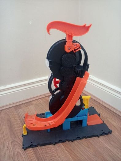 Hot Wheels City super twist tire shop.