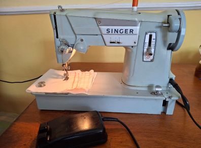 Singer Sewing Machine (357K)