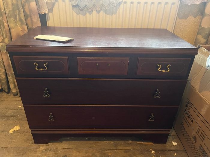 mahogony chest of drawers