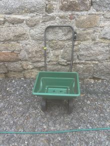 Lawn spreader