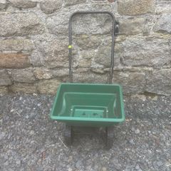 Lawn spreader