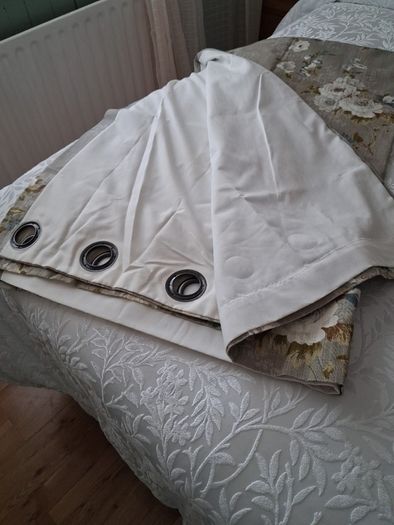 Curtins 2 pairs+one single curtin + 2 single bed runners to match