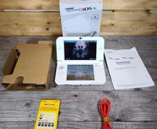 New Nintendo 3ds xl pearl white 64gb sd card hshop 1000s free games