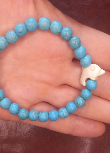Vintage jewelry is sold individually for 5 to 10 euros