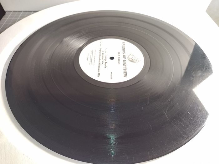 Friends Of Matthew - Out There! - Pulse-8 Records - Original Official Pressing! Quality Easrly 90s Breaks! Original Mix Condition: Excellent!