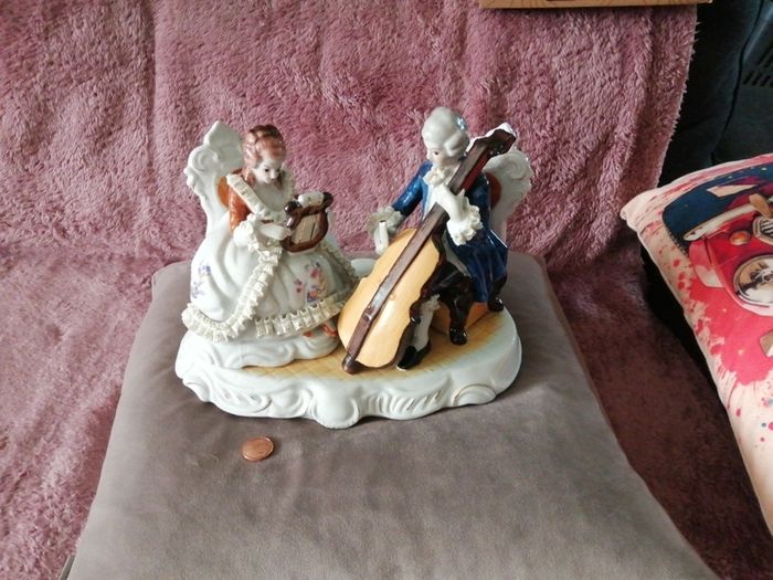 Huge and heavy porcelain Figurine