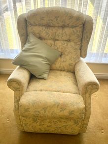 Celebrity brand electrical lift and rise recliner