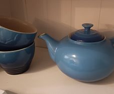 le creuset teapot and cups