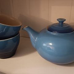 le creuset teapot and cups