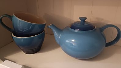 le creuset teapot and cups