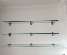 3 pcs glass shelves.