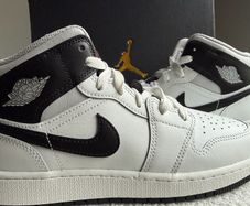 Air Jordan 1 Mid GS Summit White Black Infrared 23 | UK 5 EU 38 | Boxed
