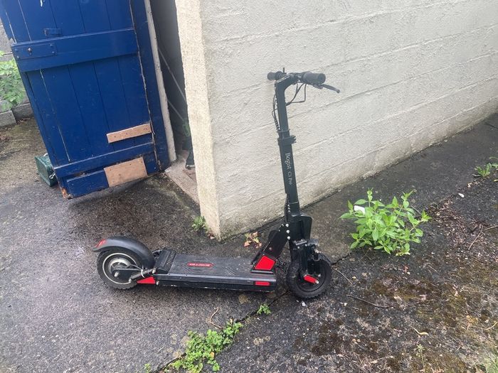 Selling an electric scooter Bogist C1 Pro. It turns on, charges well, and brakes work properly. Top speed is currently around 16 km/h.