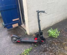 Selling an electric scooter Bogist C1 Pro. It turns on, charges well, and brakes work properly. Top speed is currently around 16 km/h.