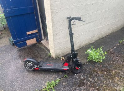 Selling an electric scooter Bogist C1 Pro. It turns on, charges well, and brakes work properly. Top speed is currently around 16 km/h.