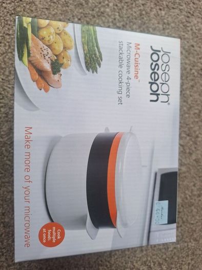 Microwave cooking set.